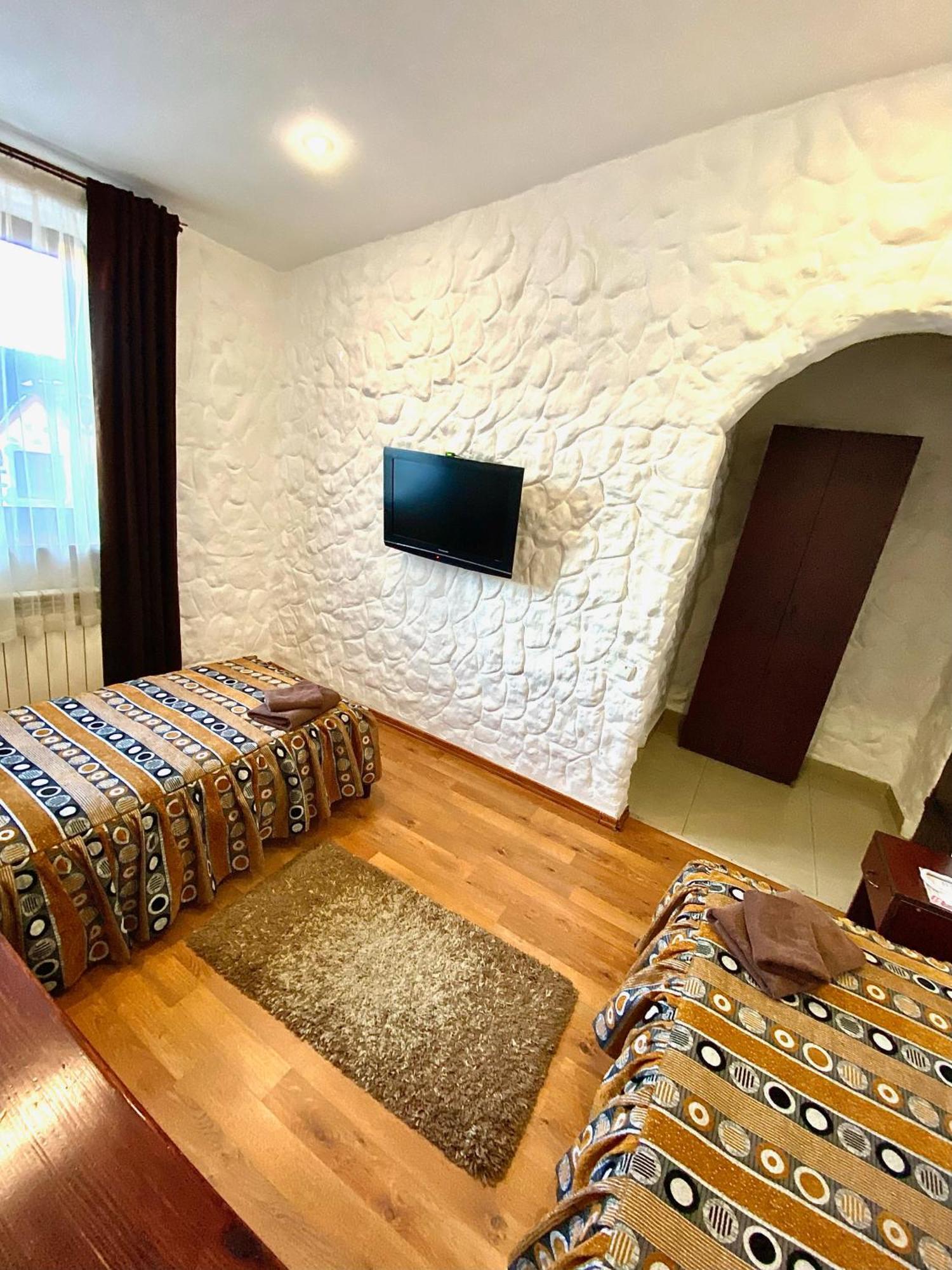 Complex Khutor Hotel Velyka Omelyana Buitenkant foto