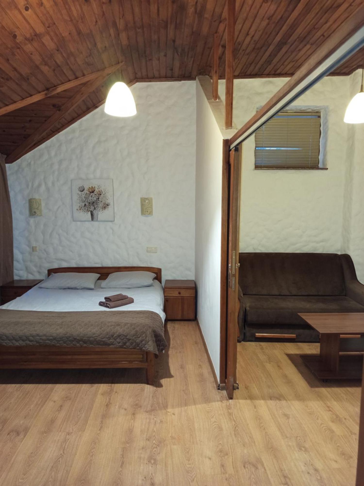 Complex Khutor Hotel Velyka Omelyana Buitenkant foto